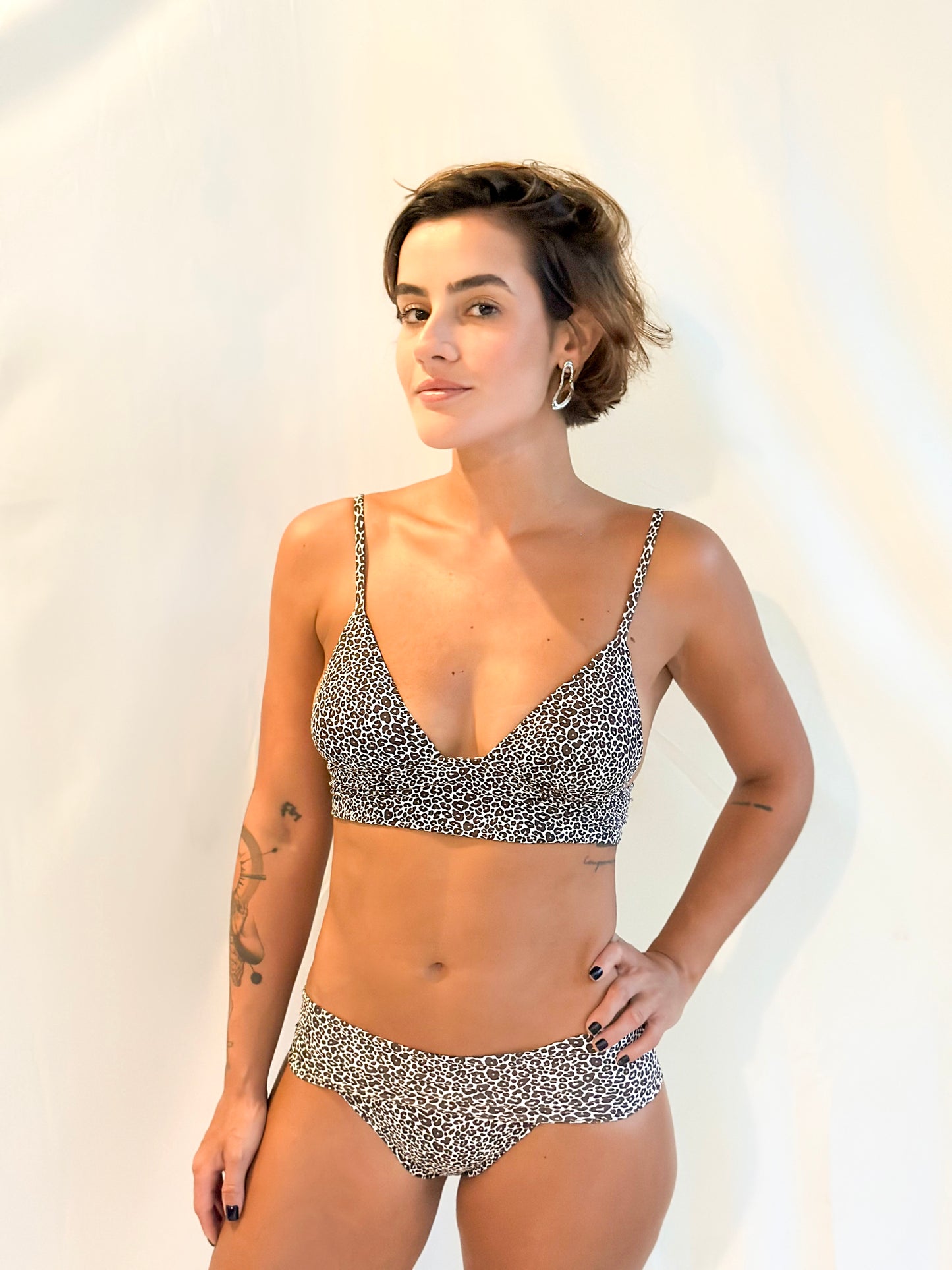 Biquini faixa hotpants oncinha marrom