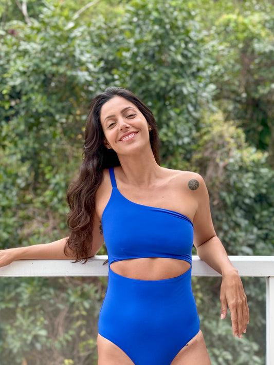 Maio um ombro azul