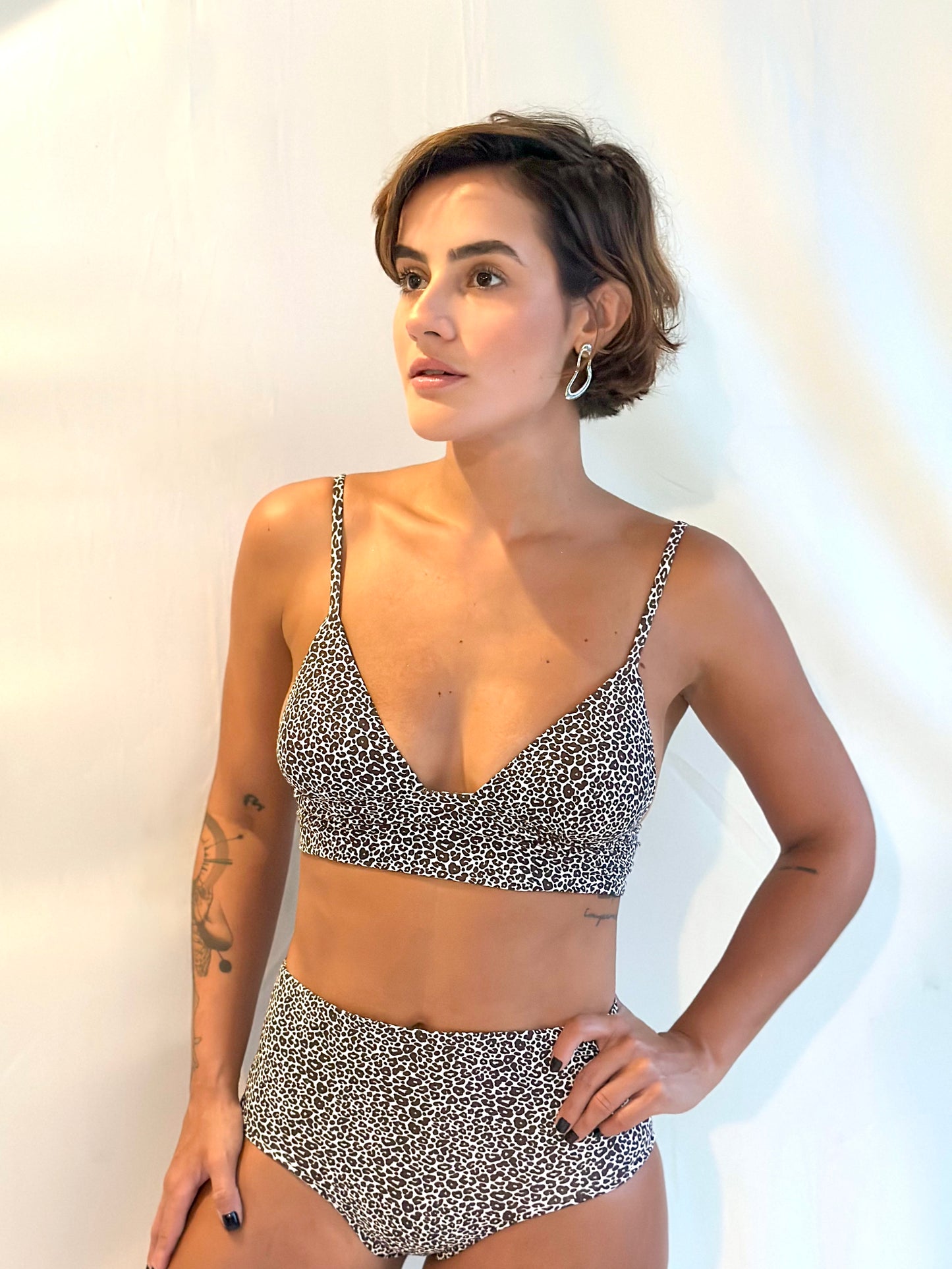 Biquini faixa hotpants oncinha marrom